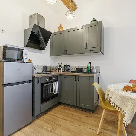 Old Town Superb New Flat, For 3, Ac, Wi-fi 아파트